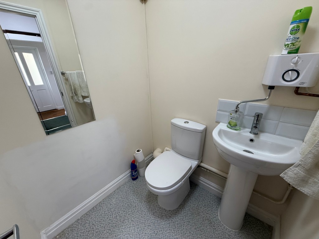 Lot: 6 - INVESTMENT OPPORTUNITY IN TOWN CENTRE LOCATION WITH OFF ROAD PARKING - Ground floor WC with sink